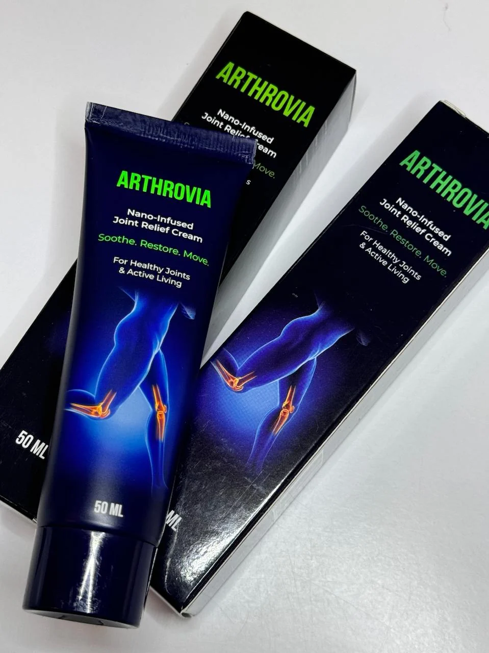 Zalepená krabička s nápisem Nano-Infused Joint Relief Cream